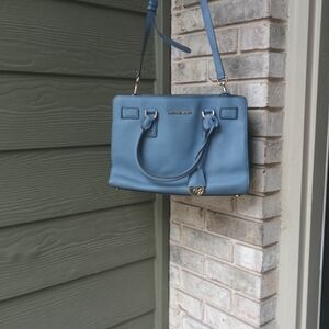 MICHAEL KORS DILLON LARGE SAFFIANO LEATHER SACHETS/SHOULDER BAG SKY BLUE